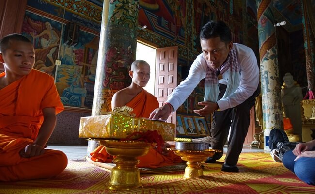 A local giving offfering in Wat Hanchey