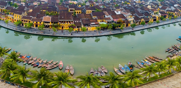 Hoai River is an indispensable image of Hoi An travel